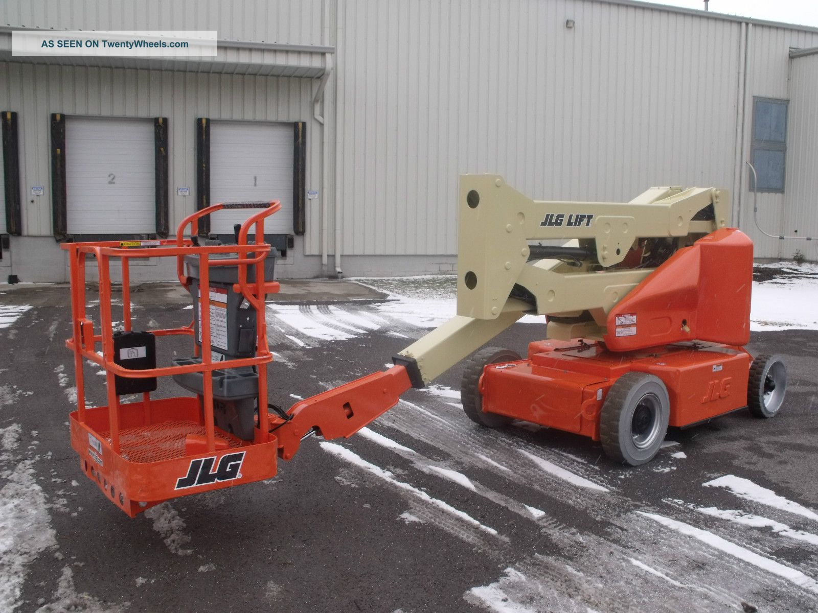 Jlg E400an Aerial Manlift Boom Lift Man Boomlift Painted Works In Narrow Isles Lifts photo