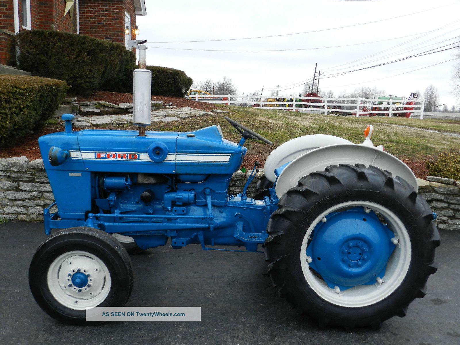 Ford 2000 industrial tractor gas