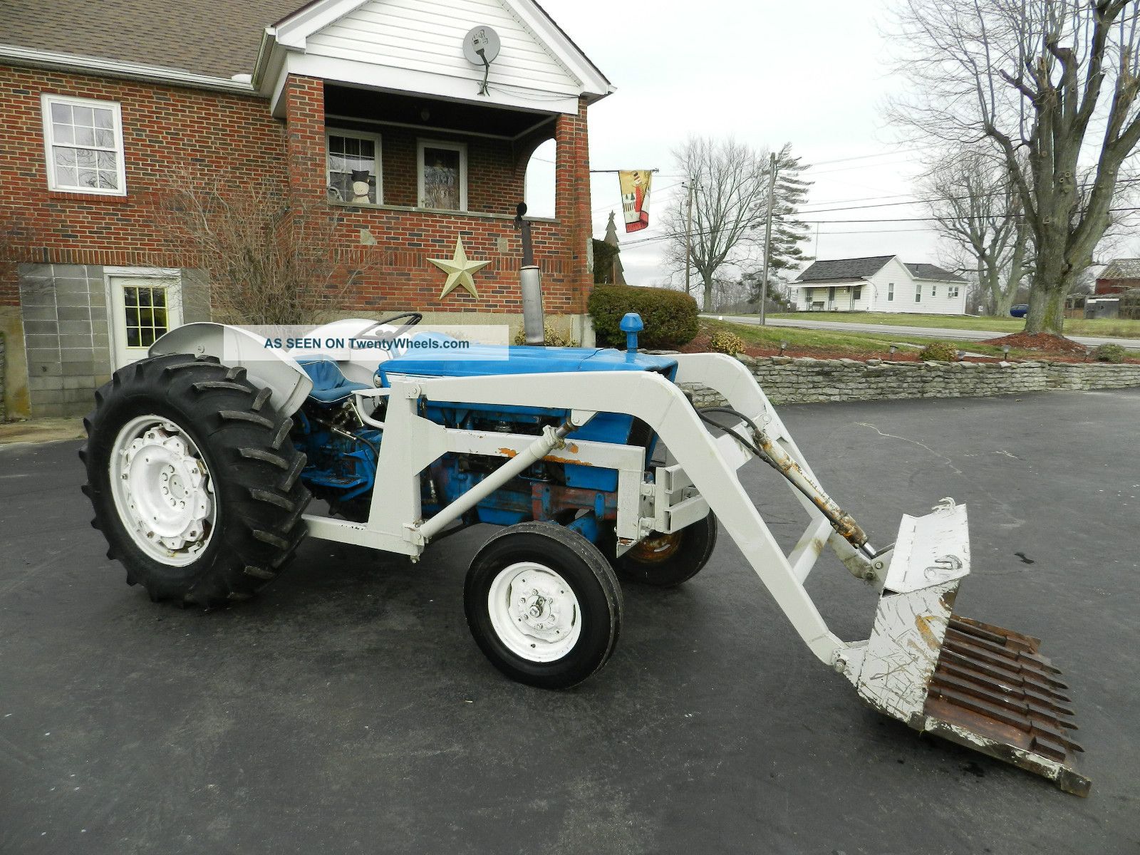Ford 4000 Tractor & Loader - Gas Tractors photo
