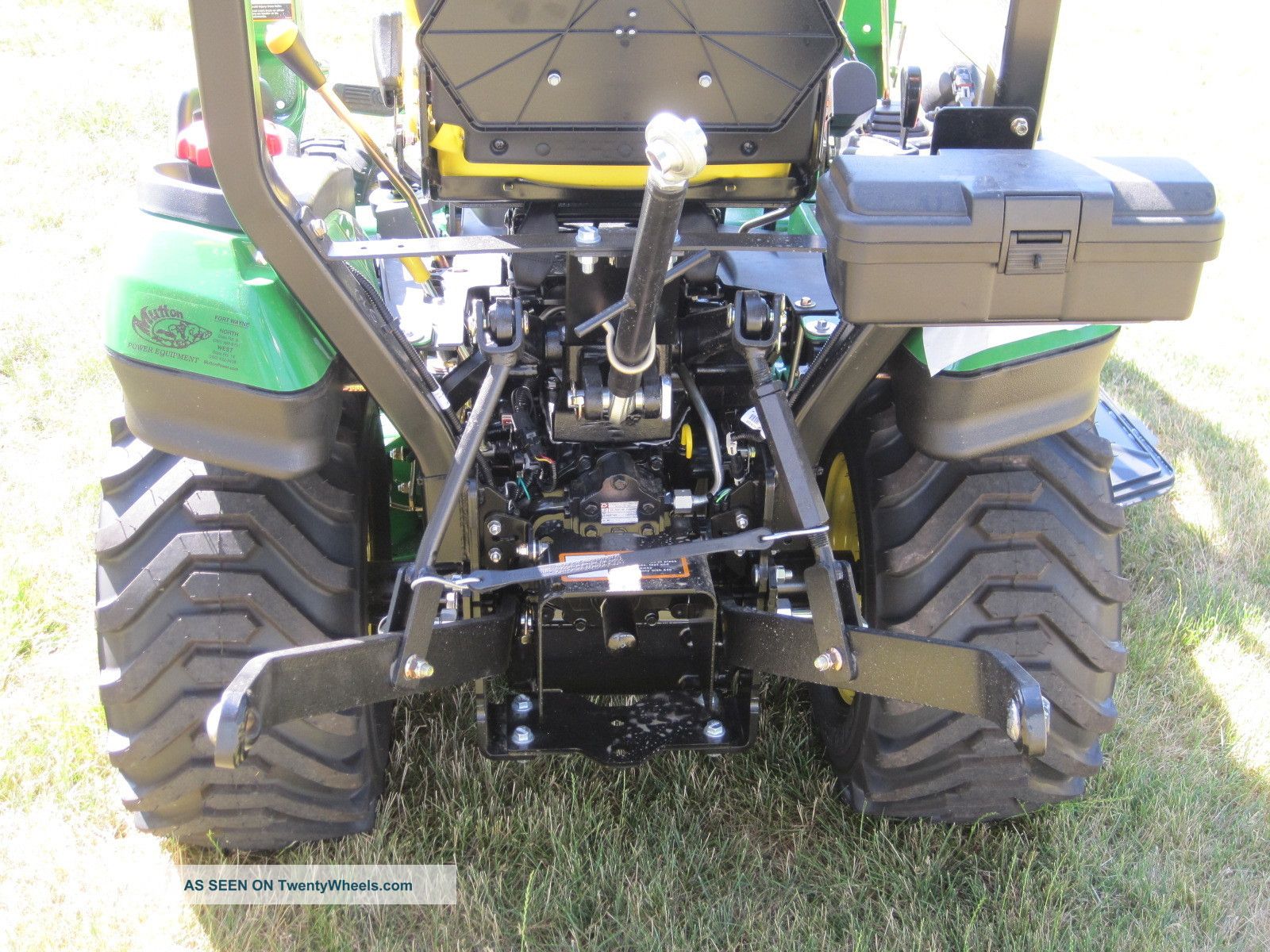 Sub compact tractor loader backhoe