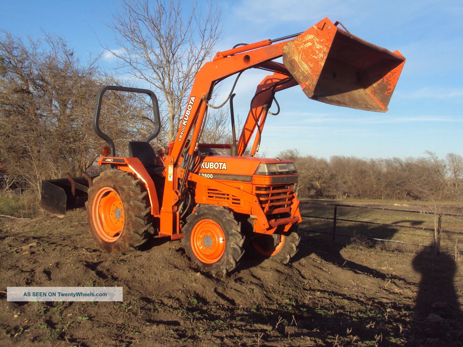 Kubota L2500 4wd Tractor With Lb400 Loader Tractors photo