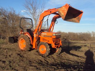 Kubota L2500 4wd Tractor With Lb400 Loader photo