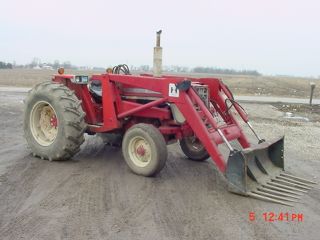 International Ih 574 Tractor W/loader - photo