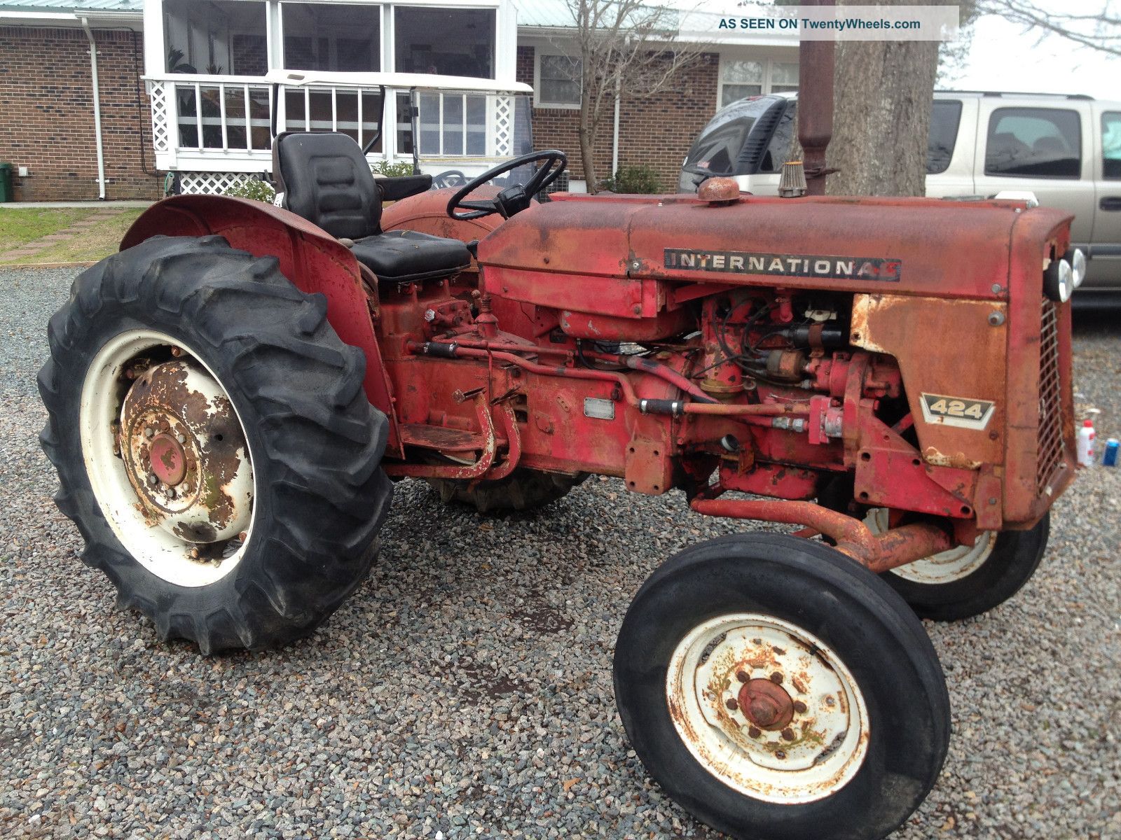 International Harvester 424 Tractor