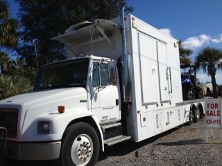 2000 Freightliner Fl 70 (toter Home) photo
