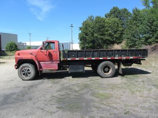 1985 Ford F700 photo