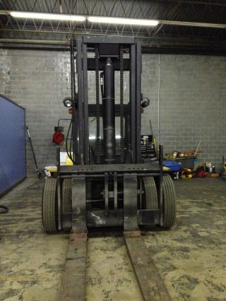 Hyster 250e 25,  000 Pound Forklift photo