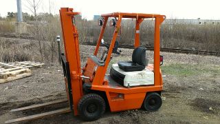Toyota 2500lb Pneumatic Tire Gas Forklift photo