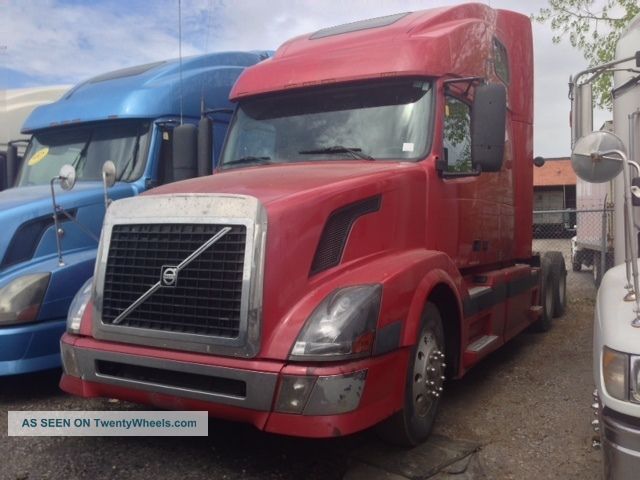 2005 Volvo Vnl670 Sleeper Semi Trucks photo