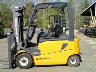 6,  000 Lbs,  Capacity Electic Forklift With Pneumatic Tires photo