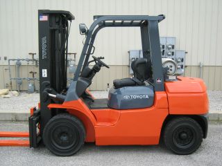 2005 Toyota 8000 Lb Capacity Forklift Lift Truck Pneumatic Tire Clear View Mast photo