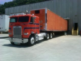 1985 Freightliner Cab - Over photo