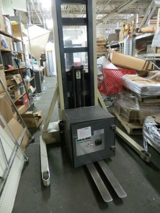 Crown 20mt - 110 2000lb Capacity Forklift Floor Lift photo