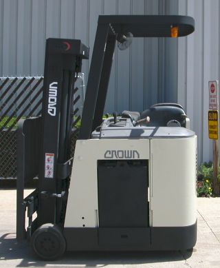 Crown Rc3020 - 30 (2003) 3000lbs Capacity Electric Docker Forklift photo