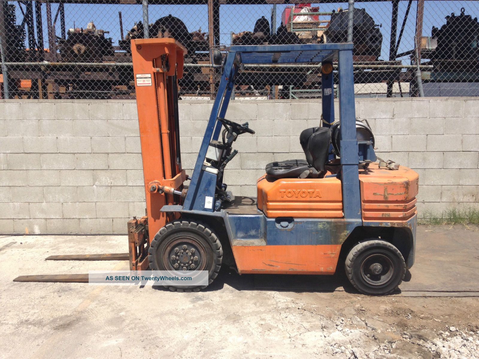 toyota_forklift_5__000_lb_capacity_with_side___shifter__pneumatic_tires_2_lgw.jpg