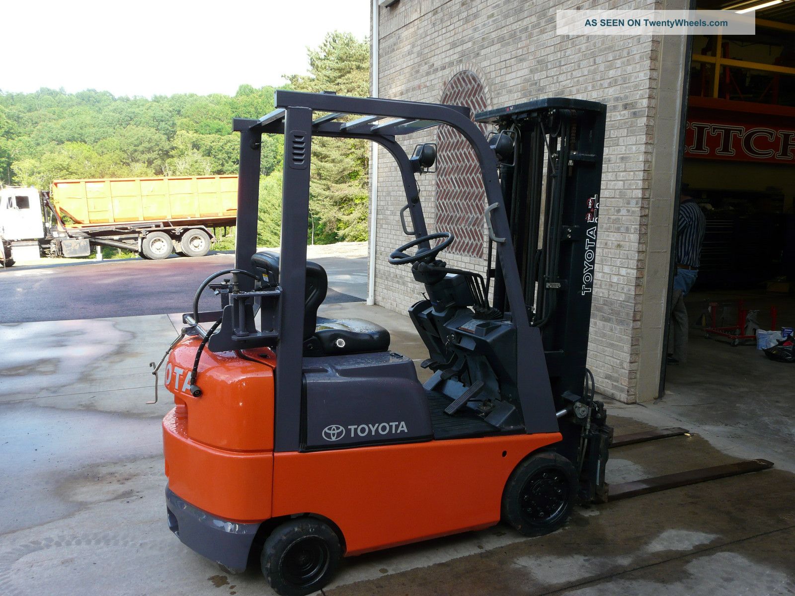 Toyota Pneumatic 3000 Lb Fork Lift Forklifts photo