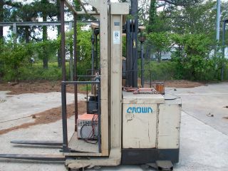 Crown Order Picker Electric Cushion 3000 Lb Forklift Lift Truck photo
