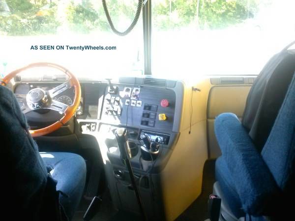 2005 Freightliner Sleeper Semi Trucks photo