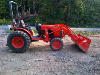Kubota B3300su,  4 Wd Hydrostatic Tractor With Quick Detach Bucket System &pallet photo
