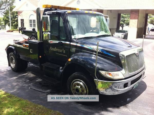 2002 International 4300 Wreckers photo