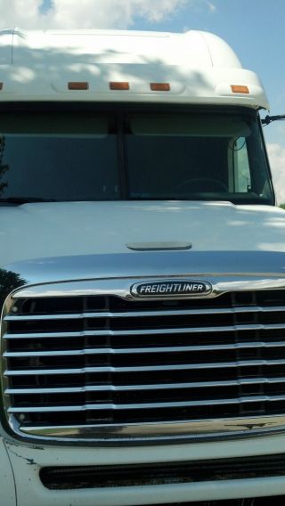 2005 Freightliner Columbia Condo photo