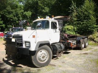 2001 Mack Rd688sx Extreme Duty Roll Off - Engine photo