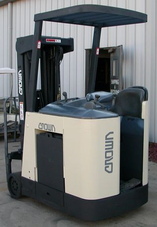 Crown Rc3020 - 40 (2006) 4000lbs Capacity Electric Docker Forklift photo