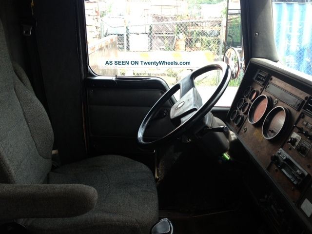 2000 Kenworth T800 Daycab Semi Trucks photo