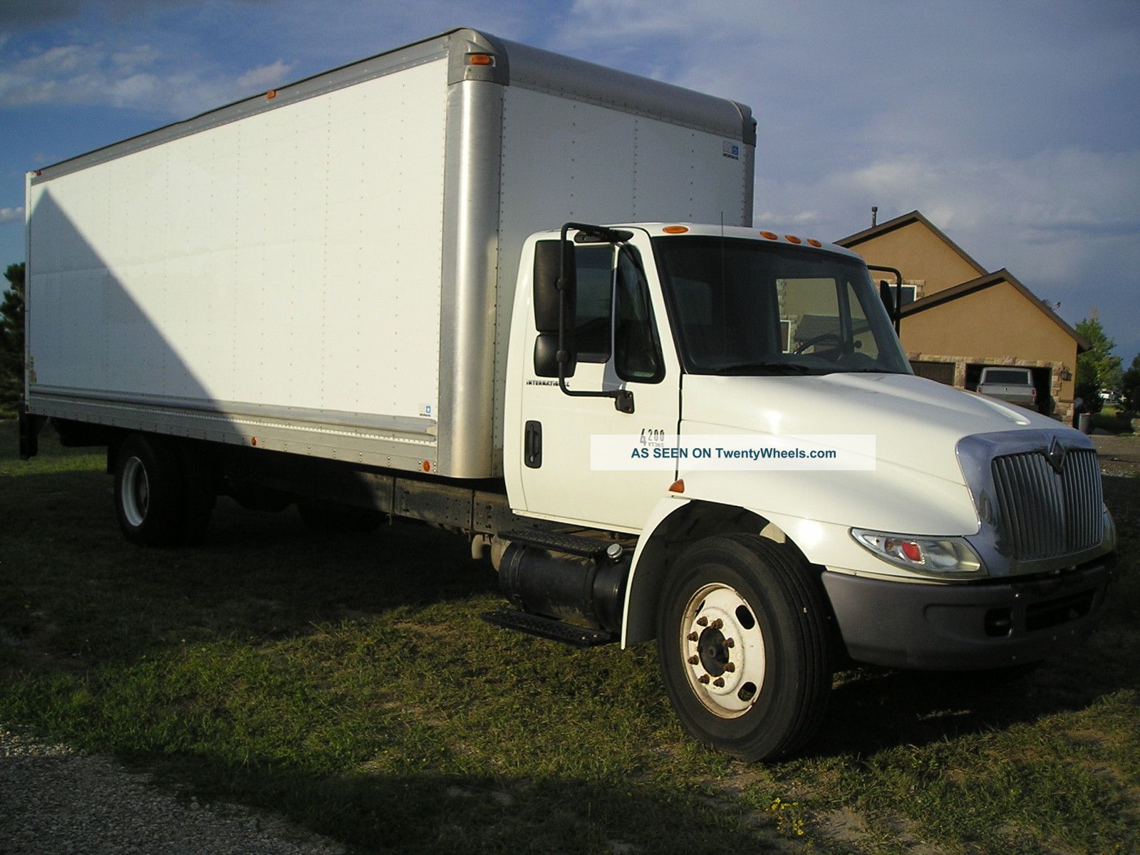 2001 International 4200 Box Trucks / Cube Vans photo