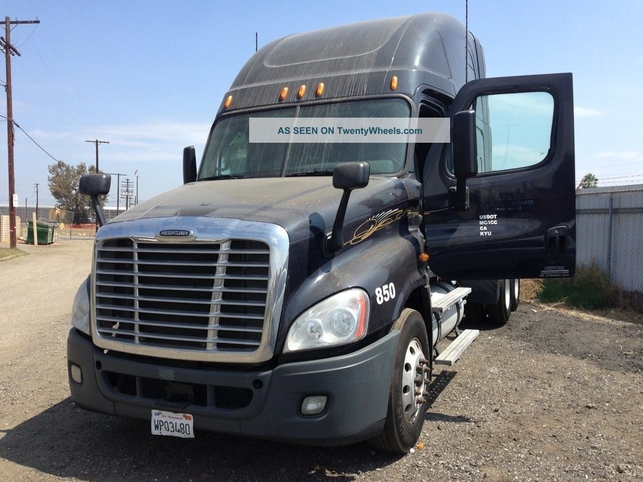 2009 Freightliner Cascadia 125 Sleeper Semi Trucks photo