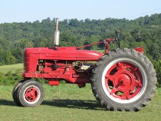 Eye Catching – International Harvester 1942 Farmall H Tractor – photo