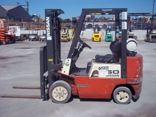 Nissa Forklift 5000 Lb Caoacity,  Side - Shifter Cushion Tires With Side - Shifter photo