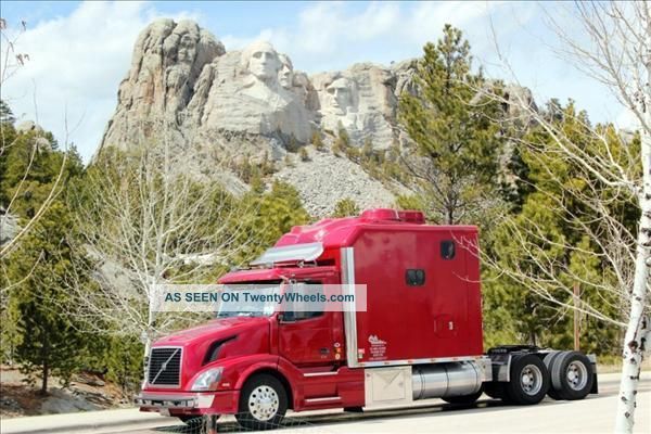 2007 Volvo Vnl64t300 Sleeper Semi Trucks photo