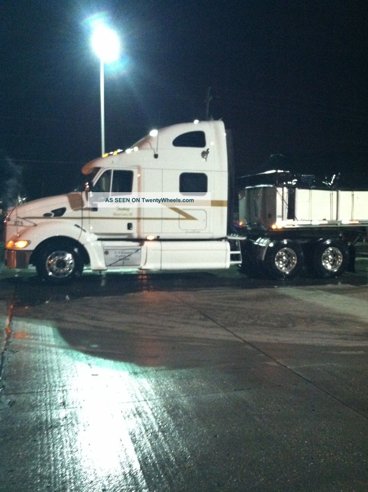 2005 Peterbilt 387 Sleeper Semi Trucks photo