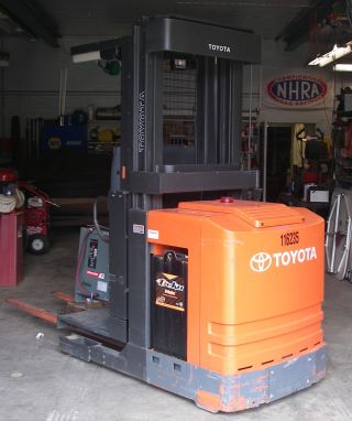 2008 Toyota Order Picker Forklift Only 700 Hrs photo