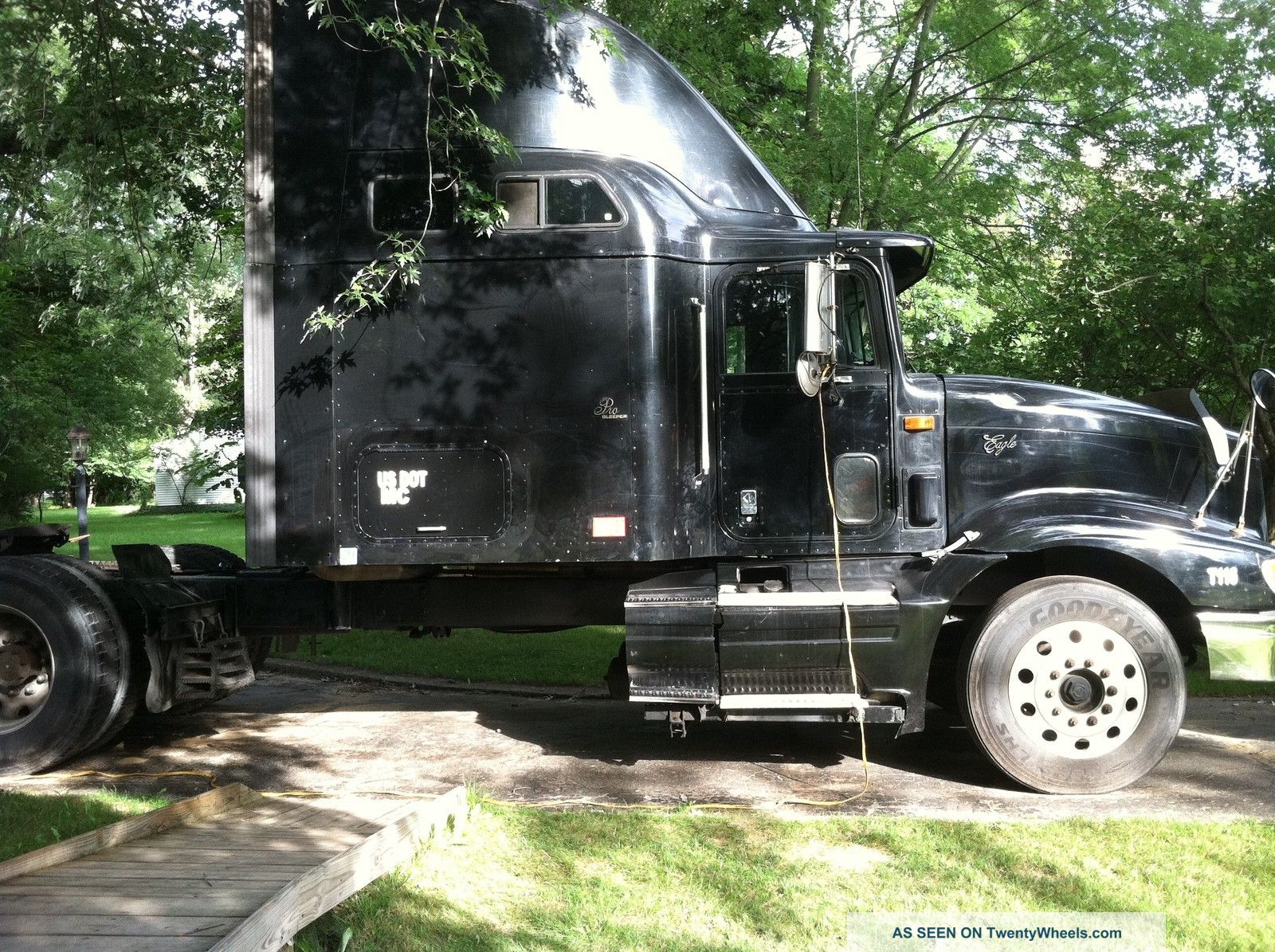 1998 International Pro Eagle 9400 Series Sleeper Semi Trucks photo