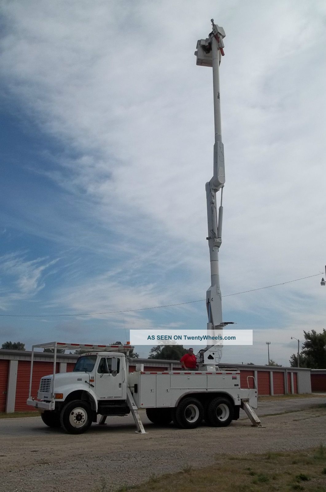 2002 International 4900 Financing Available Bucket / Boom Trucks photo