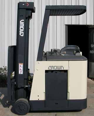 Crown Rc3020 - 30 (2005) 3000lbs Capacity Electric Docker Forklift photo