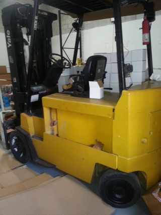 Yale 8,  000ls Electric Forklift photo