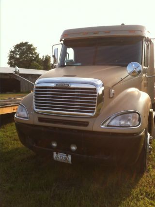 2002 Freightliner Columbia photo