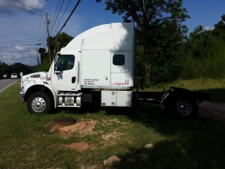 2004 Freightliner M2 112 photo