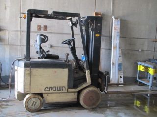 Crown Electric Forklift photo