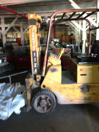Forklift 14.  500 Lbs Towmotor Caterpillar Tractor Price photo