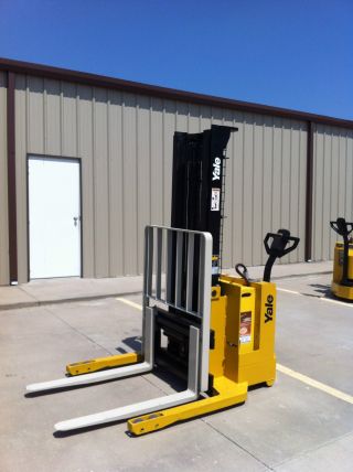 1999 Yale Walkie Stacker Walk Behind Forklift Electric Built In Charger Painted photo