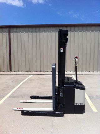 2003 Crown Walkie Stacker Walk Behind Forklift Built In Charger Elec Painted photo