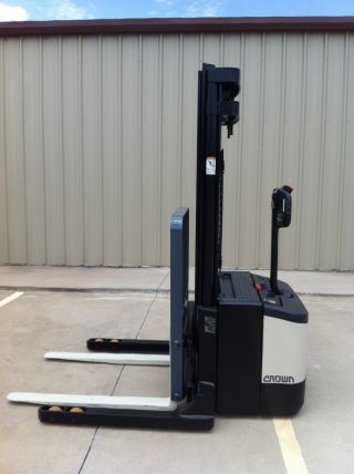 2004 Crown Walkie Stacker Walk Behind Forklift Electric Battery Powered Painted photo