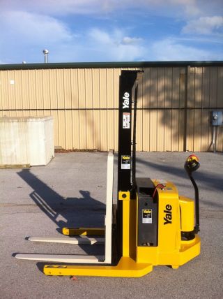 2005 Yale Walkie Stacker Walk Behind Forklift Built In Charger Electric Painted photo