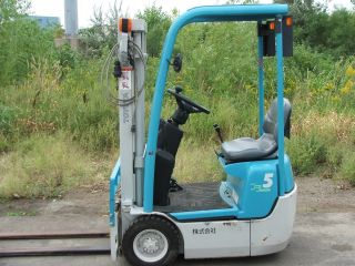2007 Toyota Ultra Compact 1000lb Pneumatic Tire Forklift photo