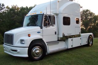 2000 Freightliner Crew Chief photo