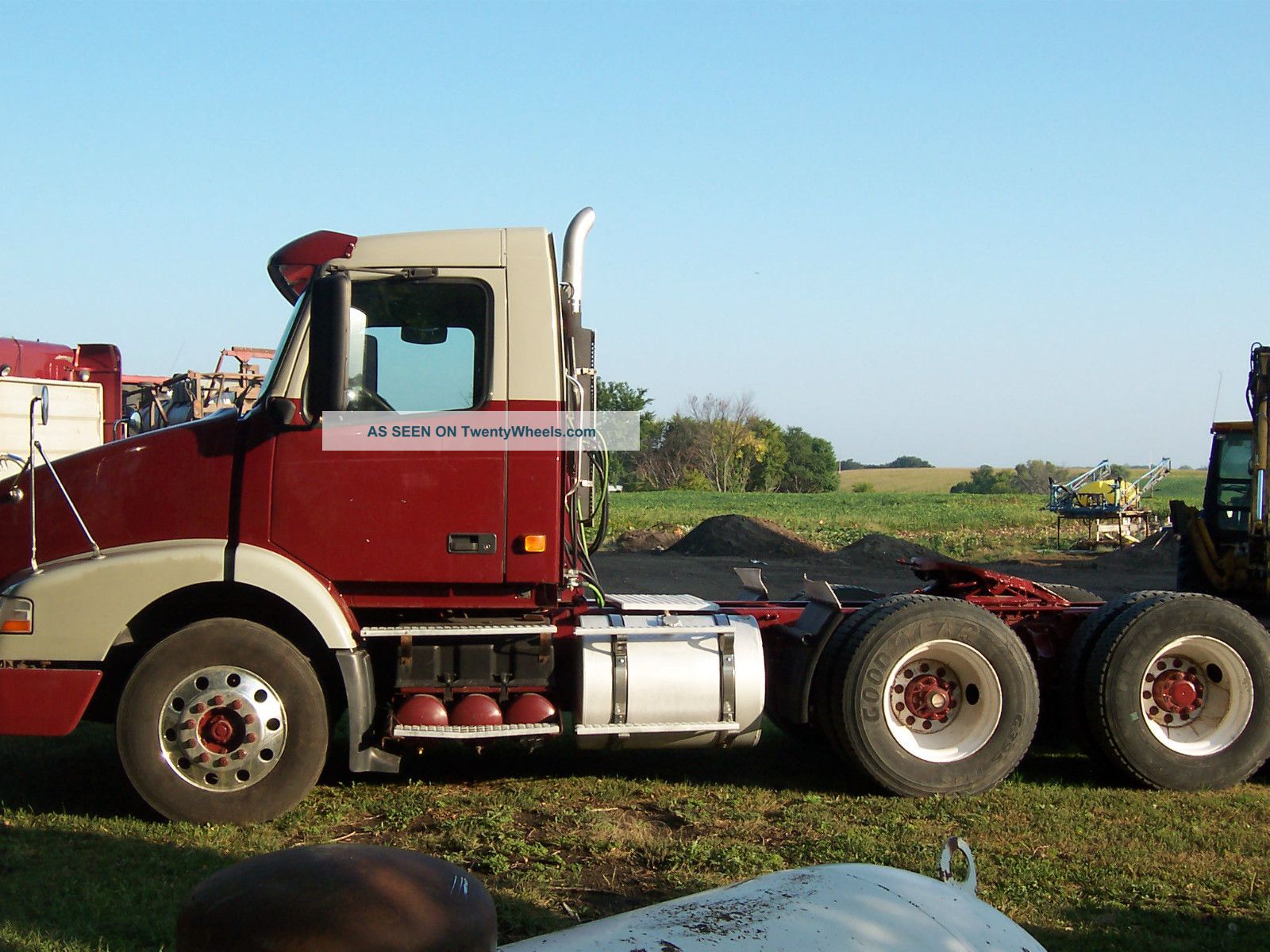 2006 Volvo Vnl Daycab Semi Trucks photo